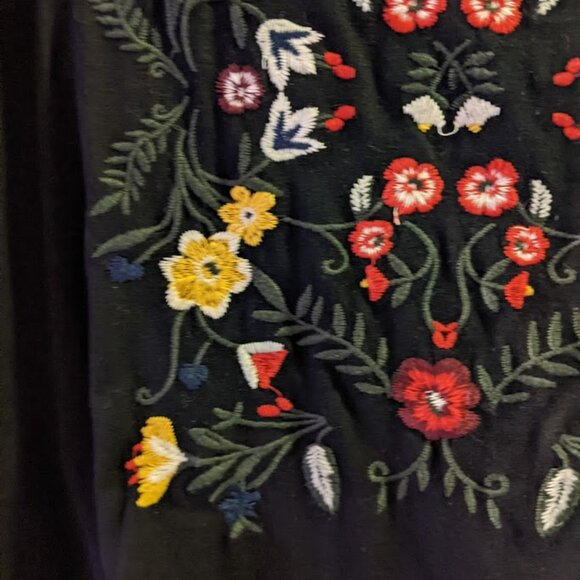"Les Amis" Floral Embroidered Tee in Size L - Picture 4 of 16